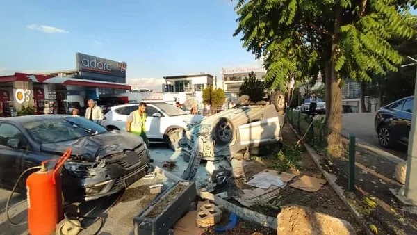 Yürekleri ağza getiren kaza! Otomobil benzinliğe uçtu
